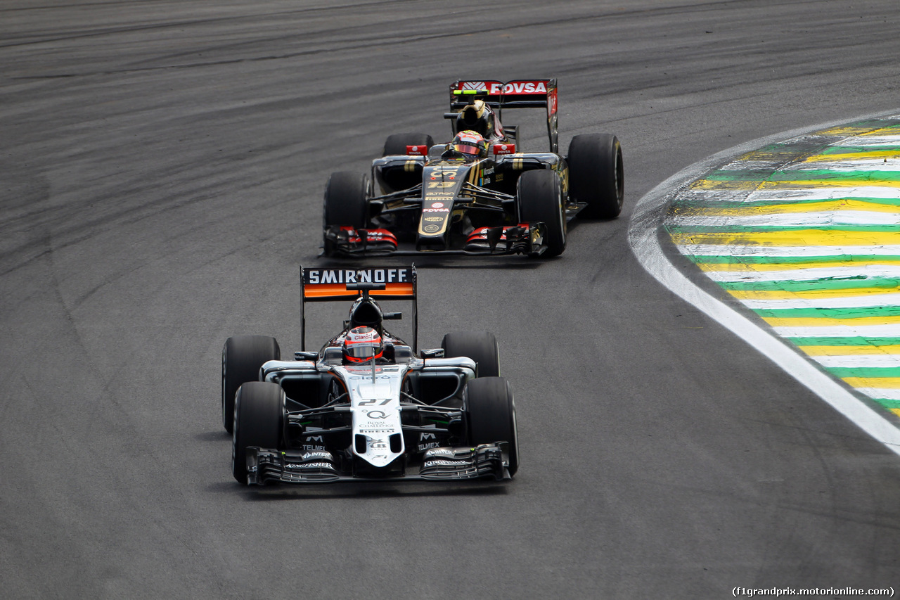 GP BRASILE, 15.11.2015 - Gara, Nico Hulkenberg (GER) Sahara Force India F1 VJM08 davanti a Pastor Maldonado (VEN) Lotus F1 Team E23