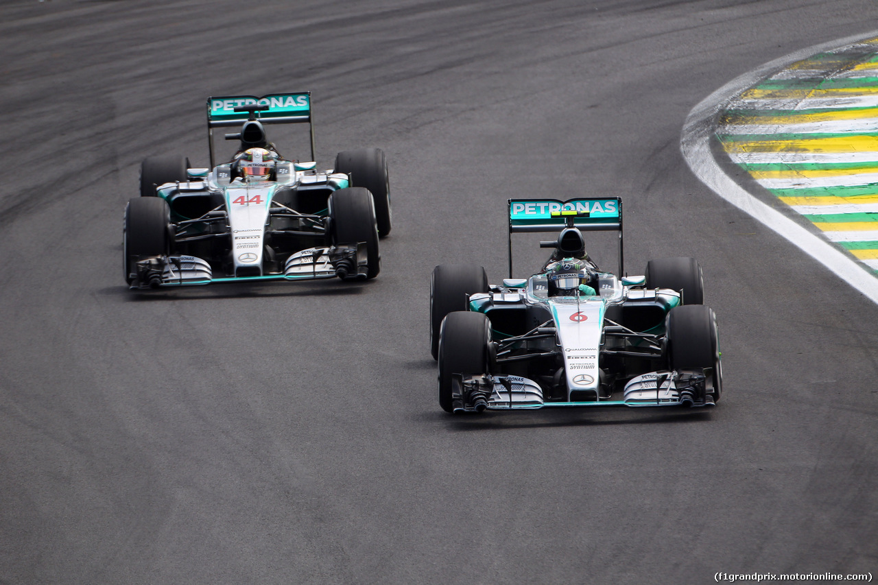 GP BRASILE, 15.11.2015 - Gara, Lewis Hamilton (GBR) Mercedes AMG F1 W06 e Nico Rosberg (GER) Mercedes AMG F1 W06