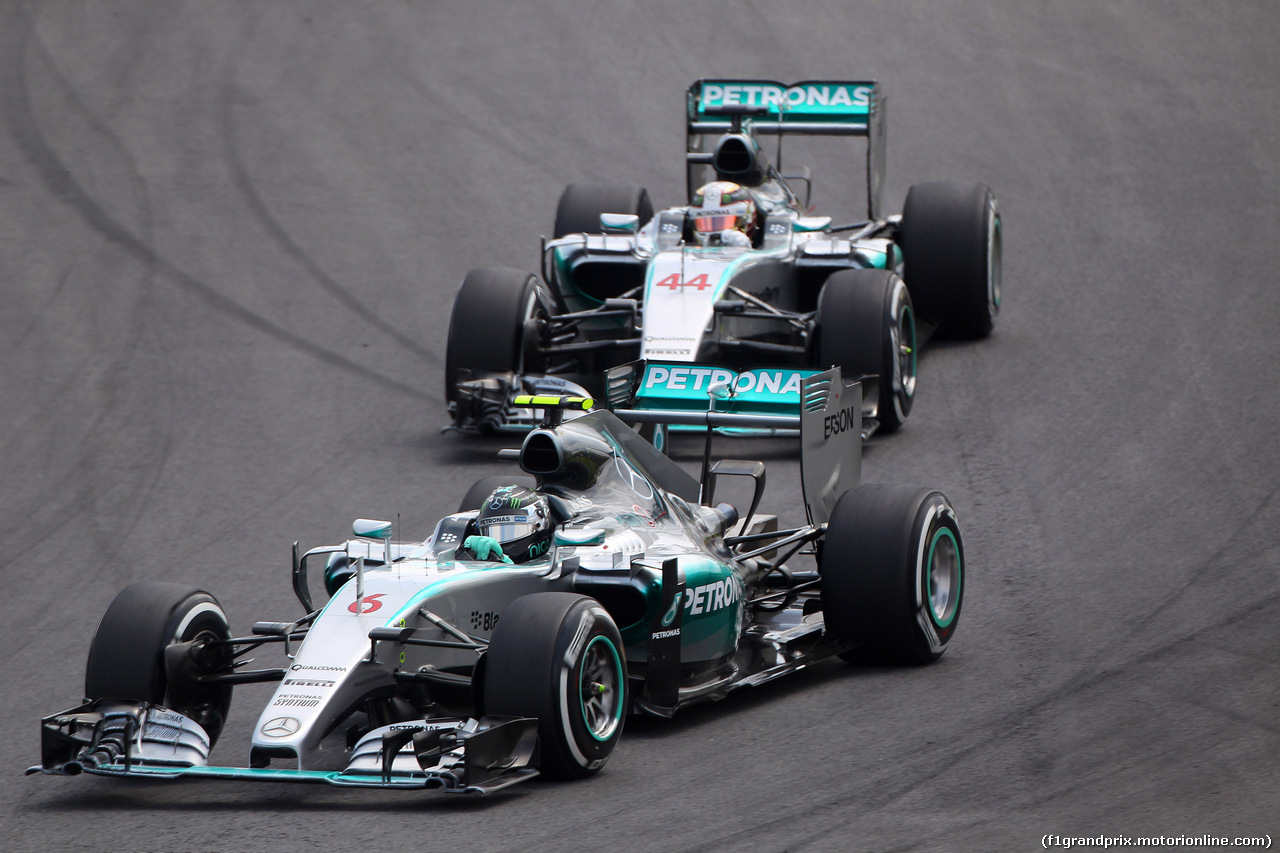 GP BRASILE, 15.11.2015 - Gara, Nico Rosberg (GER) Mercedes AMG F1 W06 e Lewis Hamilton (GBR) Mercedes AMG F1 W06