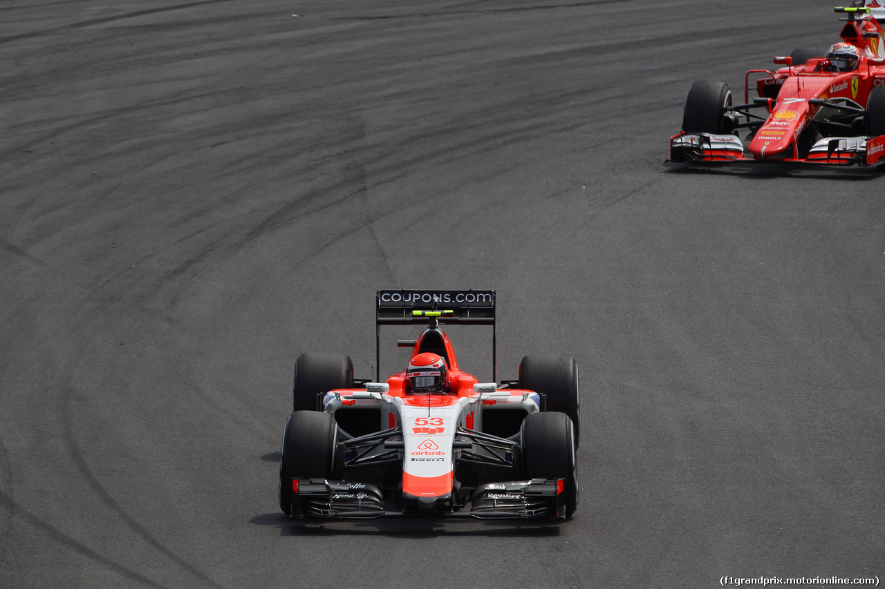 GP BRASILE, 15.11.2015 - Gara, Alexander Rossi (USA) Manor Marussia F1 Team e Kimi Raikkonen (FIN) Ferrari SF15-T