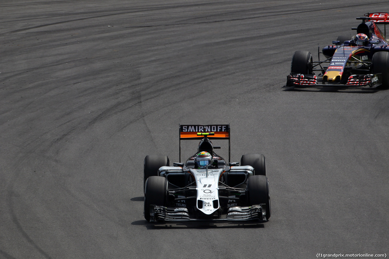 GP BRASILE, 15.11.2015 - Gara, Sergio Perez (MEX) Sahara Force India F1 VJM08 davanti a Max Verstappen (NED) Scuderia Toro Rosso STR10