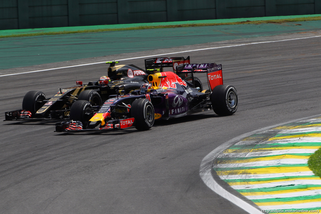 GP BRASILE, 15.11.2015 - Gara, Pastor Maldonado (VEN) Lotus F1 Team E23 e Daniil Kvyat (RUS) Red Bull Racing RB11