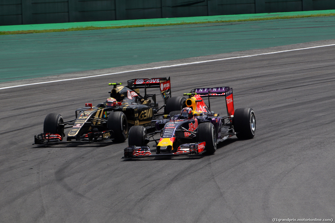 GP BRASILE, 15.11.2015 - Gara, Pastor Maldonado (VEN) Lotus F1 Team E23 e Daniil Kvyat (RUS) Red Bull Racing RB11