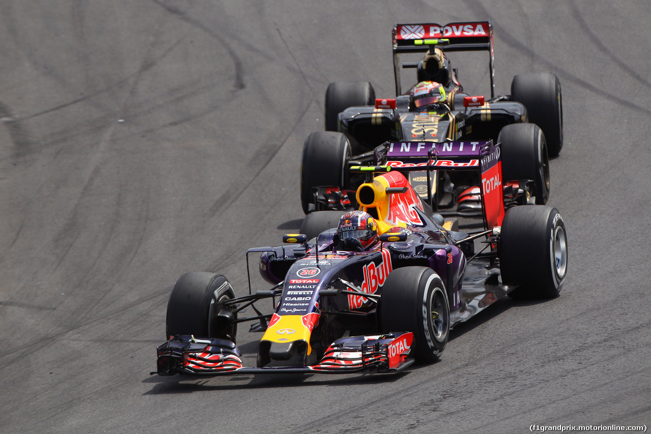 GP BRASILE, 15.11.2015 - Gara, Daniil Kvyat (RUS) Red Bull Racing RB11 davanti a Pastor Maldonado (VEN) Lotus F1 Team E23