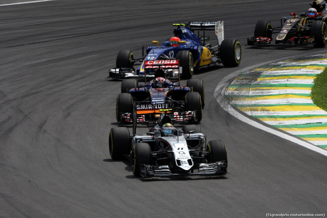 GP BRASILE, 15.11.2015 - Gara, Sergio Perez (MEX) Sahara Force India F1 VJM08 davanti a Max Verstappen (NED) Scuderia Toro Rosso STR10