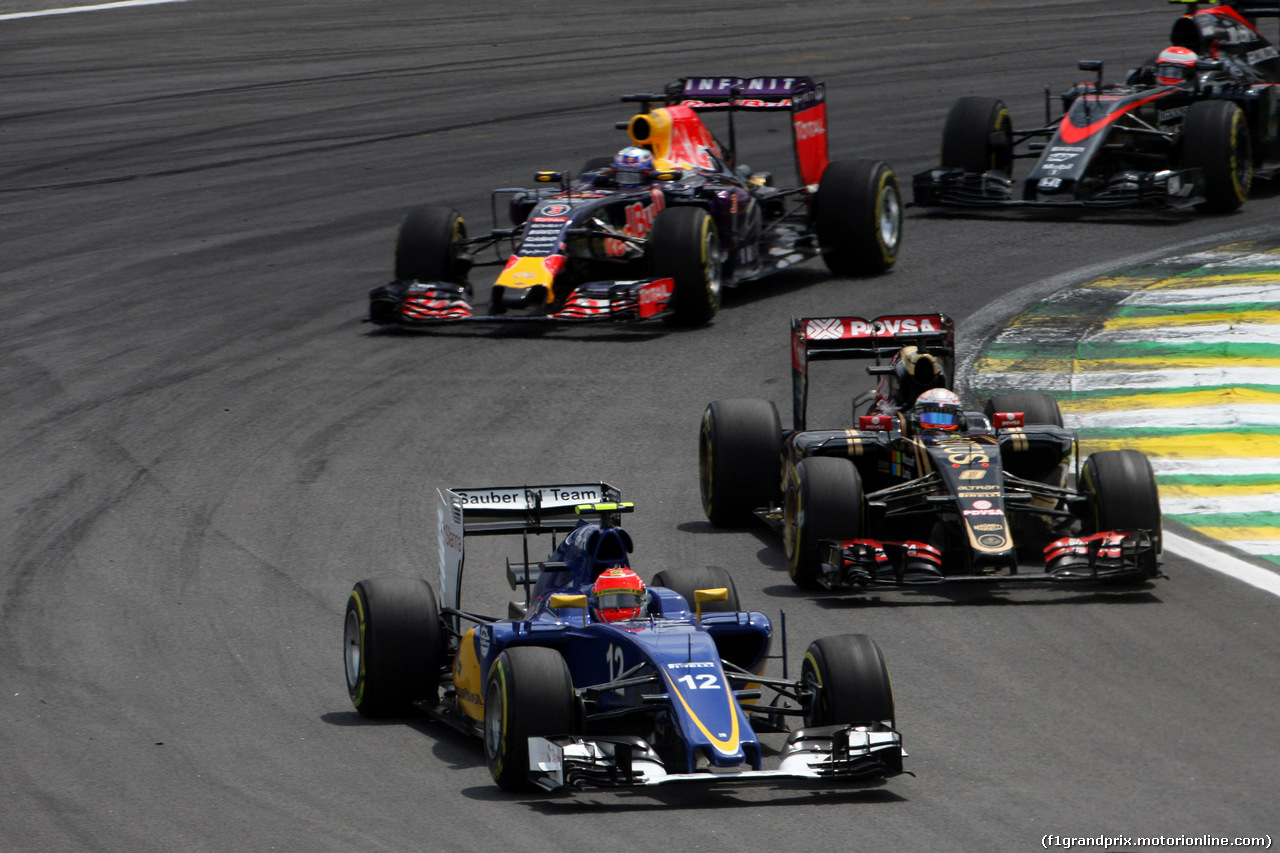 GP BRASILE, 15.11.2015 - Gara, Felipe Nasr (BRA) Sauber C34 e Romain Grosjean (FRA) Lotus F1 Team E23
