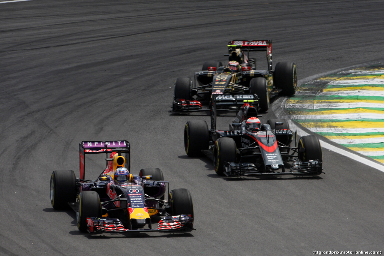 GP BRASILE, 15.11.2015 - Gara, Daniel Ricciardo (AUS) Red Bull Racing RB11 davanti a Jenson Button (GBR)  McLaren Honda MP4-30. e Pastor Maldonado (VEN) Lotus F1 Team E23