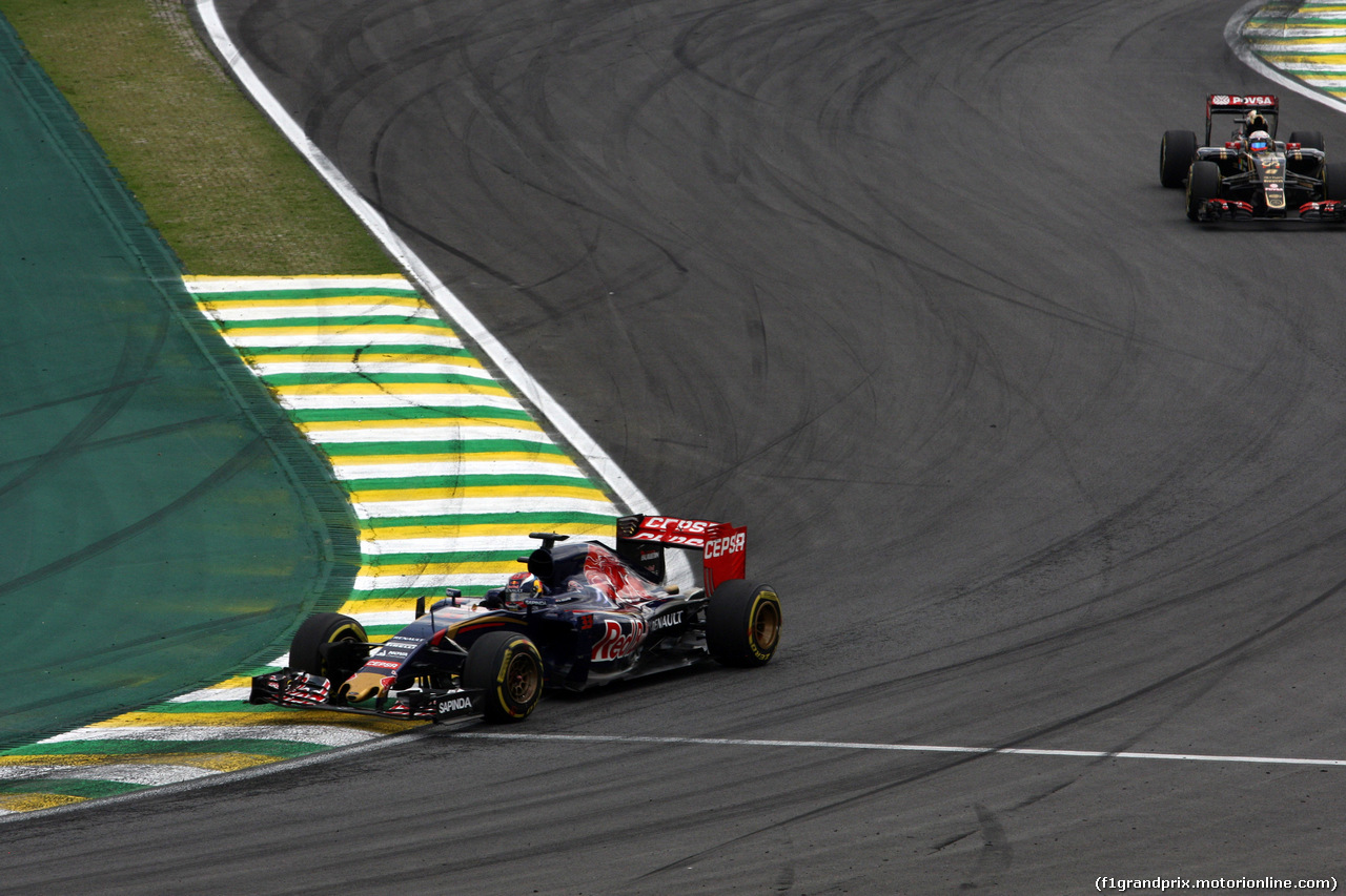 GP BRASILE, 15.11.2015 - Gara, Max Verstappen (NED) Scuderia Toro Rosso STR10 davanti a Romain Grosjean (FRA) Lotus F1 Team E23