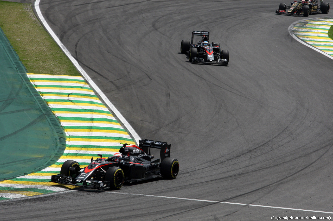 GP BRASILE, 15.11.2015 - Gara, Jenson Button (GBR)  McLaren Honda MP4-30. davanti a Fernando Alonso (ESP) McLaren Honda MP4-30