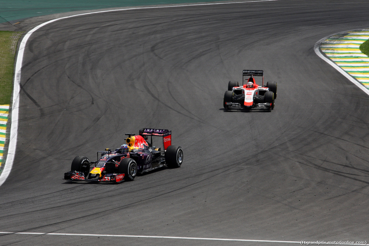 GP BRASILE, 15.11.2015 - Gara, Daniel Ricciardo (AUS) Red Bull Racing RB11 e William Stevens (GBR) Manor Marussia F1 Team