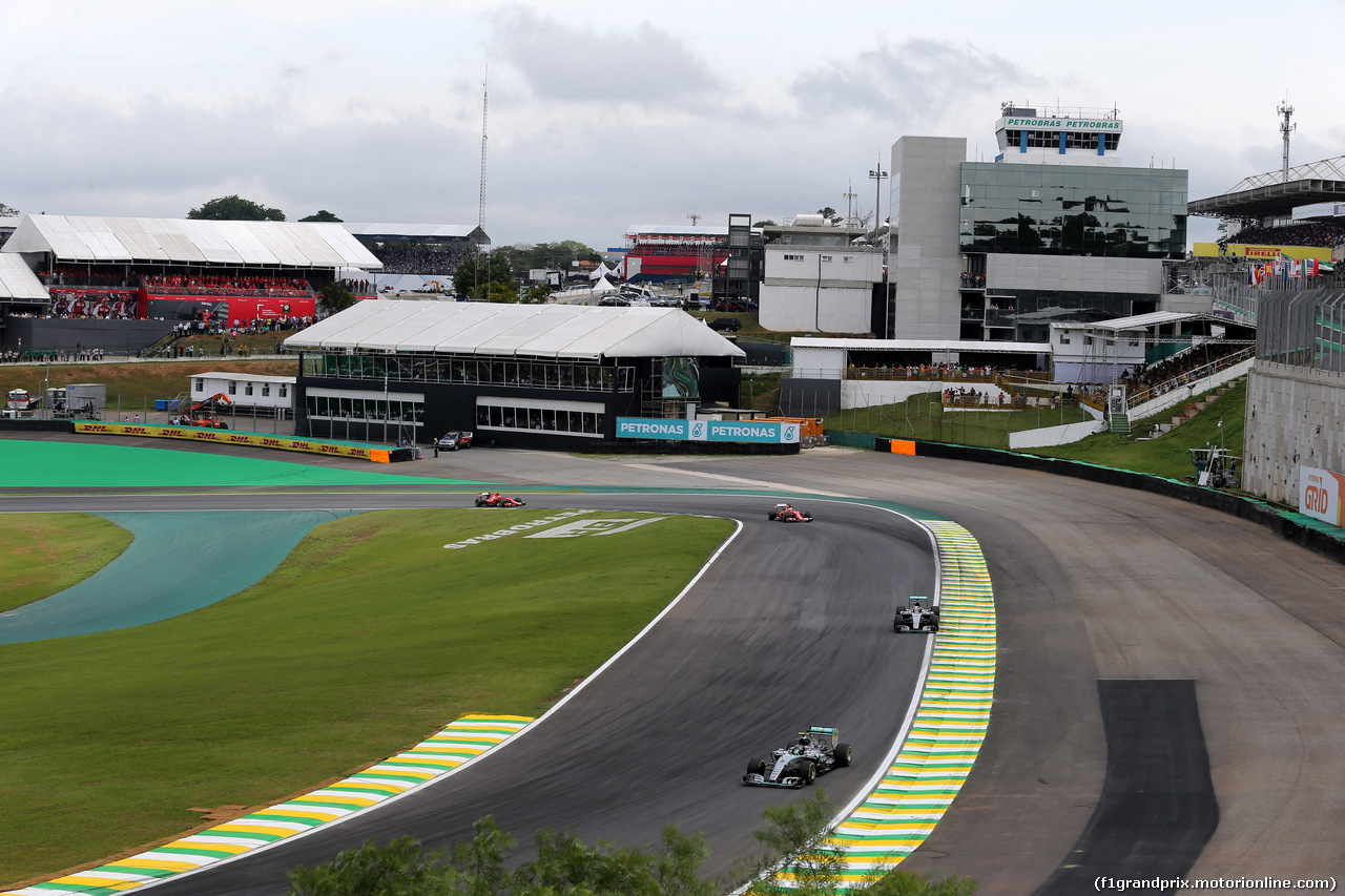 GP BRASILE, 15.11.2015 - Gara, Nico Rosberg (GER) Mercedes AMG F1 W06 davanti a Lewis Hamilton (GBR) Mercedes AMG F1 W06