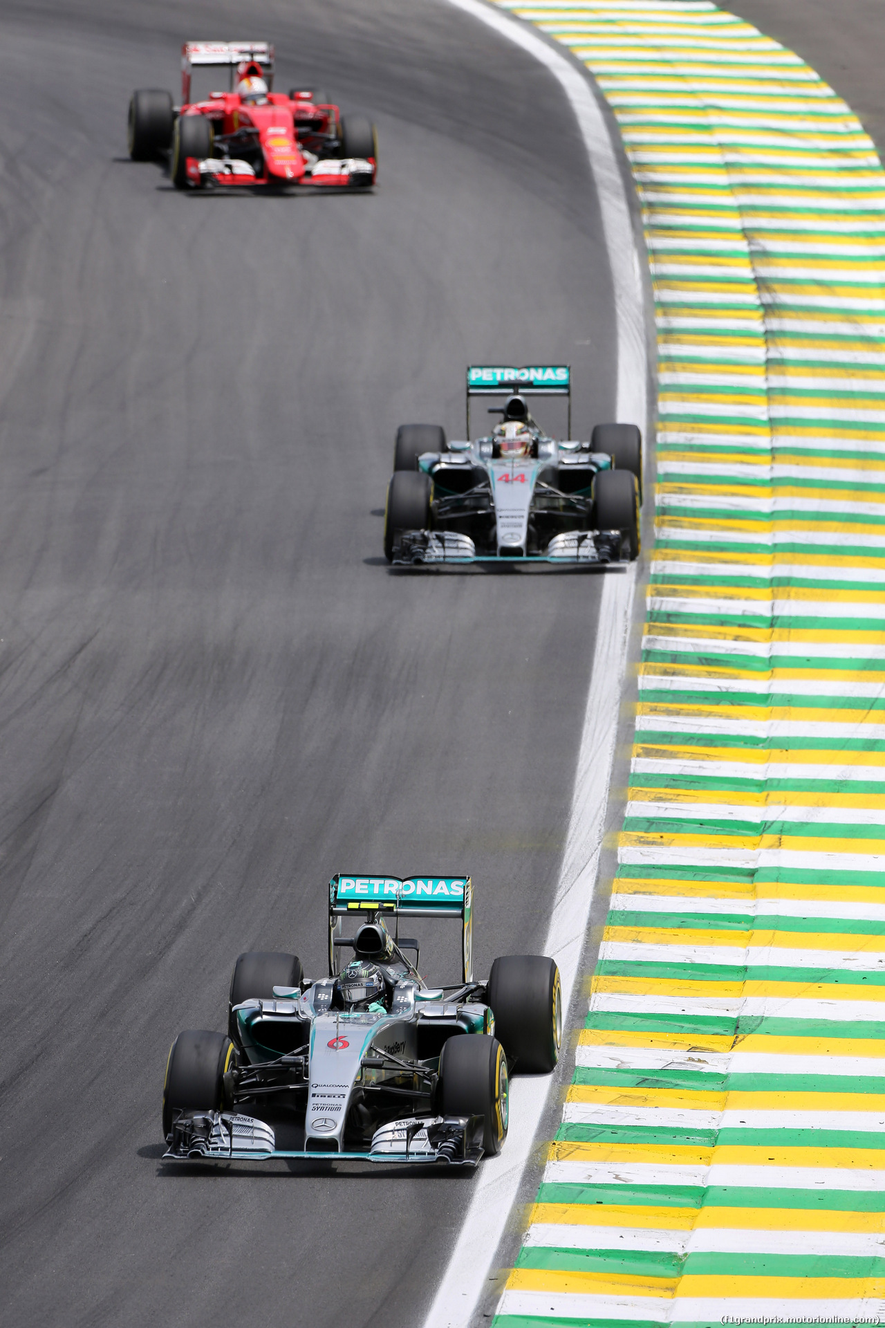 GP BRASILE, 15.11.2015 - Gara, Nico Rosberg (GER) Mercedes AMG F1 W06 davanti a Lewis Hamilton (GBR) Mercedes AMG F1 W06