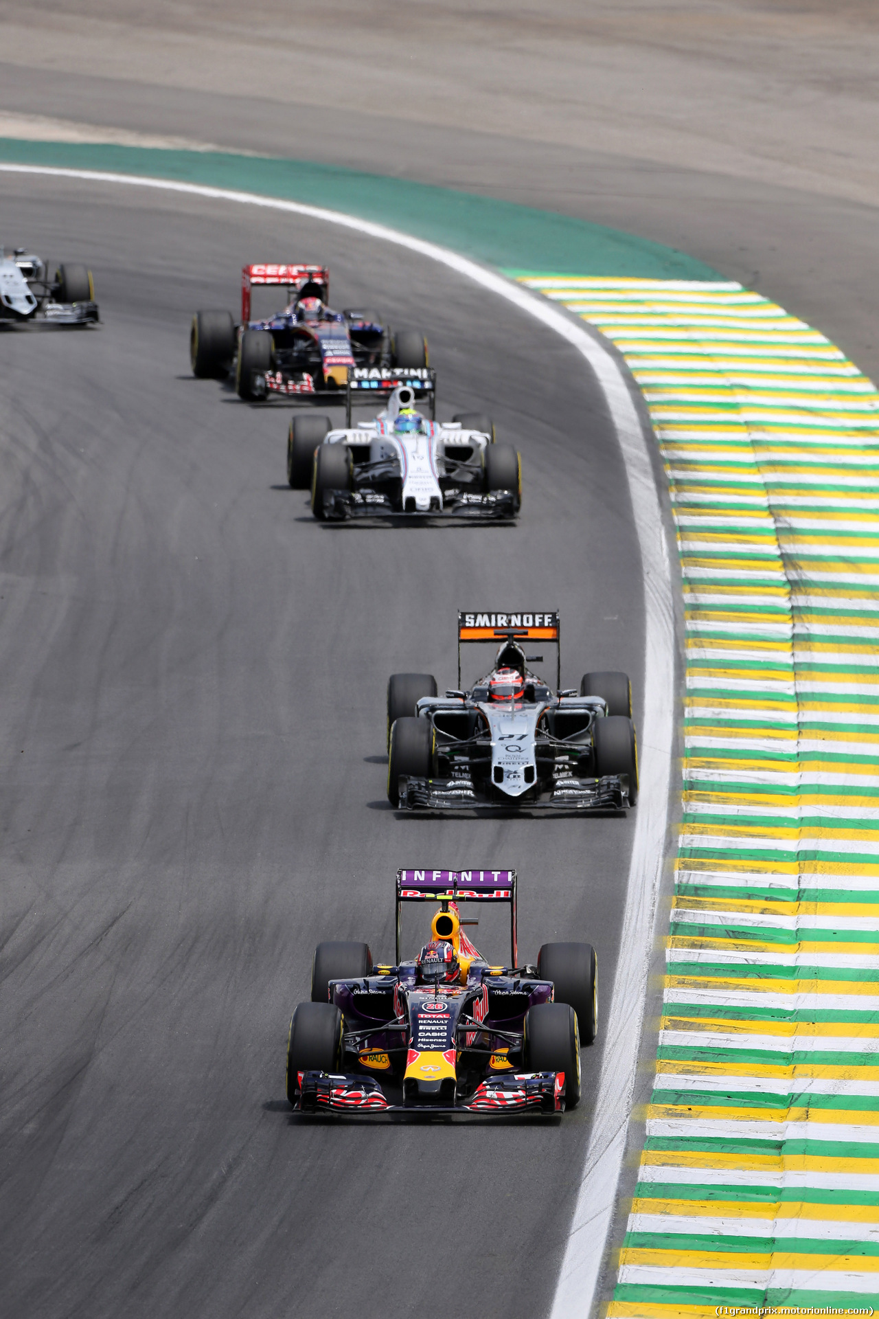 GP BRASILE, 15.11.2015 - Gara, Daniil Kvyat (RUS) Red Bull Racing RB11 e Nico Hulkenberg (GER) Sahara Force India F1 VJM08