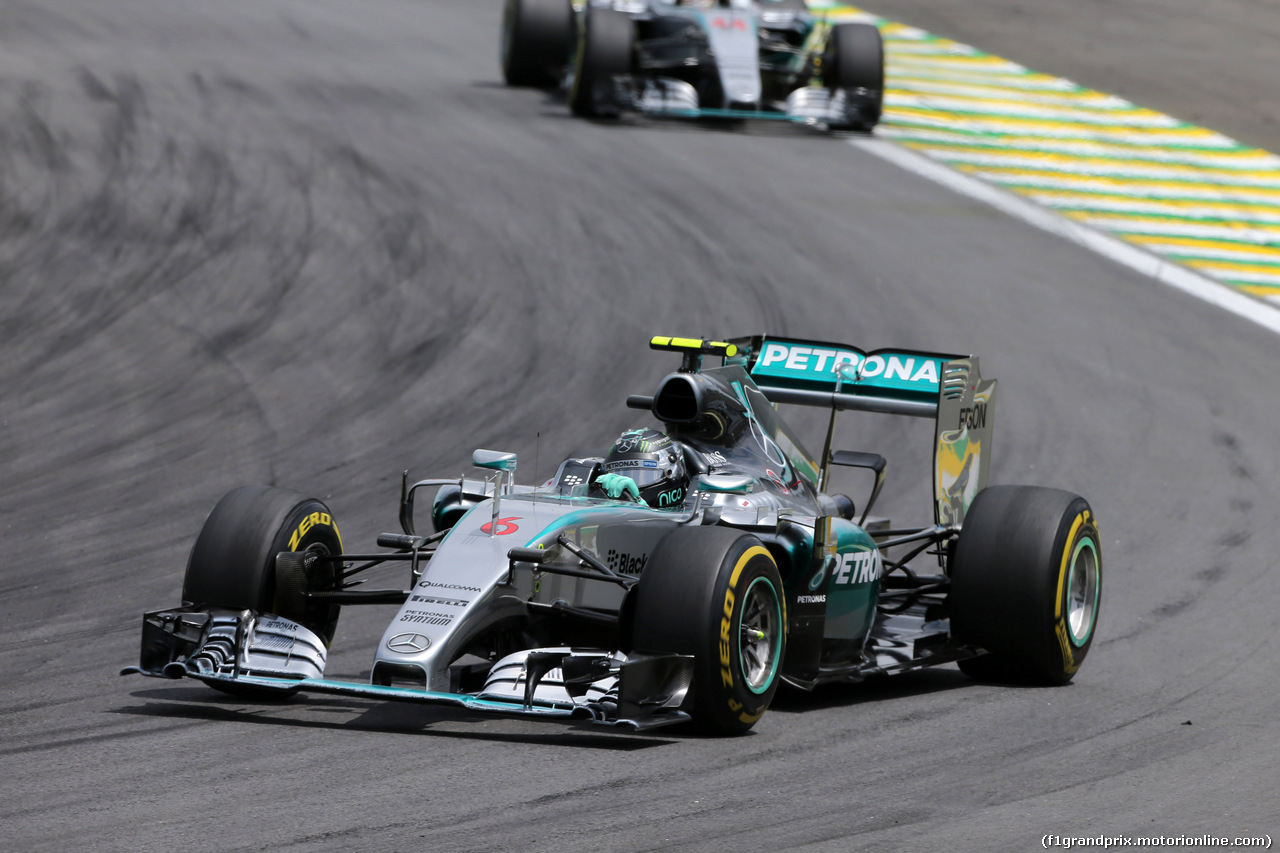 GP BRASILE, 15.11.2015 - Gara, Nico Rosberg (GER) Mercedes AMG F1 W06 davanti a Lewis Hamilton (GBR) Mercedes AMG F1 W06