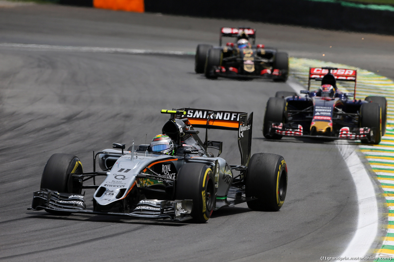 GP BRASILE, 15.11.2015 - Gara, Sergio Perez (MEX) Sahara Force India F1 VJM08 davanti a Max Verstappen (NED) Scuderia Toro Rosso STR10