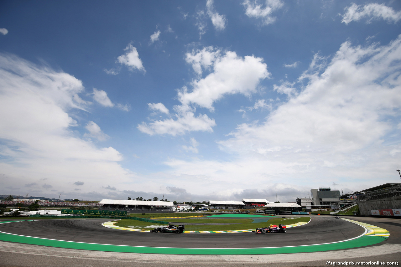 GP BRASILE, 15.11.2015 - Gara, Nico Hulkenberg (GER) Sahara Force India F1 VJM08 e Daniil Kvyat (RUS) Red Bull Racing RB11