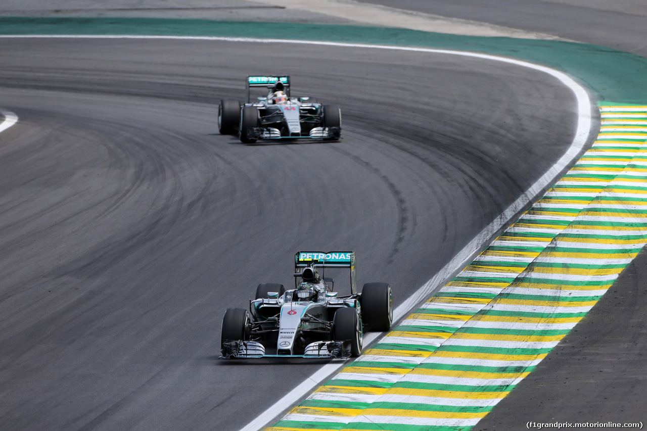 GP BRASILE, 15.11.2015 - Gara, Nico Rosberg (GER) Mercedes AMG F1 W06 davanti a Lewis Hamilton (GBR) Mercedes AMG F1 W06