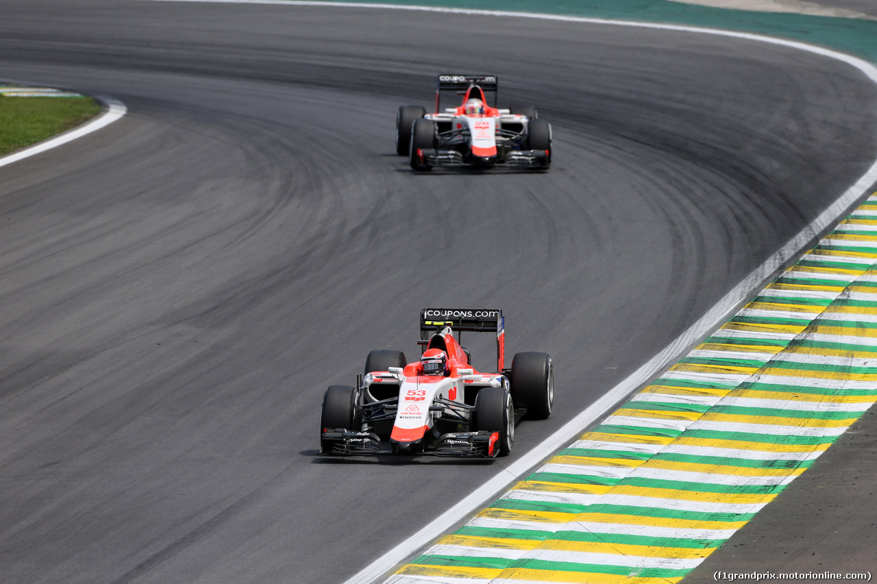 GP BRASILE, 15.11.2015 - Gara, Alexander Rossi (USA) Manor Marussia F1 Team davanti a William Stevens (GBR) Manor Marussia F1 Team