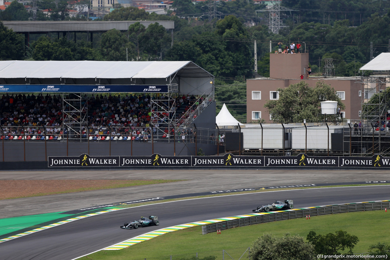 GP BRASILE, 15.11.2015 - Gara, Nico Rosberg (GER) Mercedes AMG F1 W06 davanti a Lewis Hamilton (GBR) Mercedes AMG F1 W06