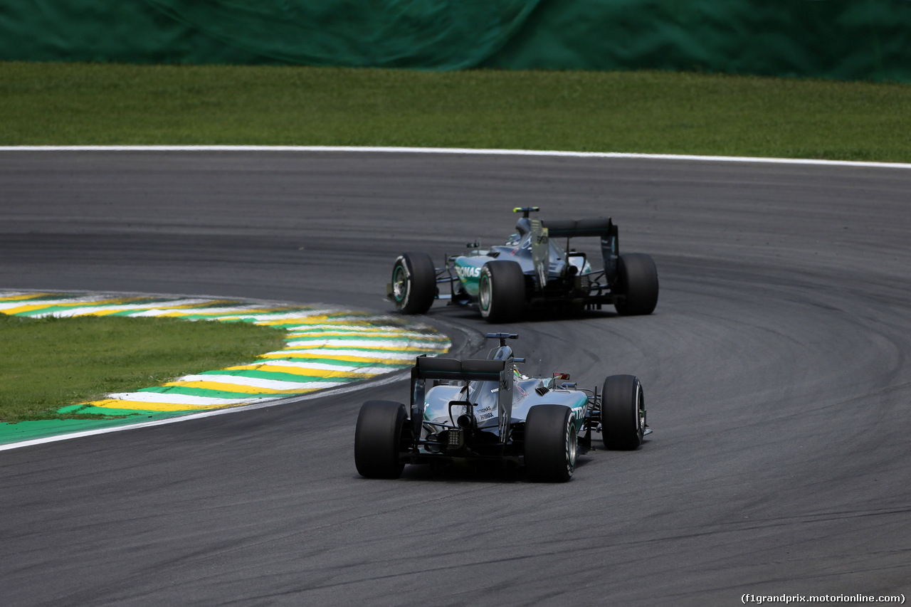 GP BRASILE, 15.11.2015 - Gara, Nico Rosberg (GER) Mercedes AMG F1 W06 davanti a Lewis Hamilton (GBR) Mercedes AMG F1 W06