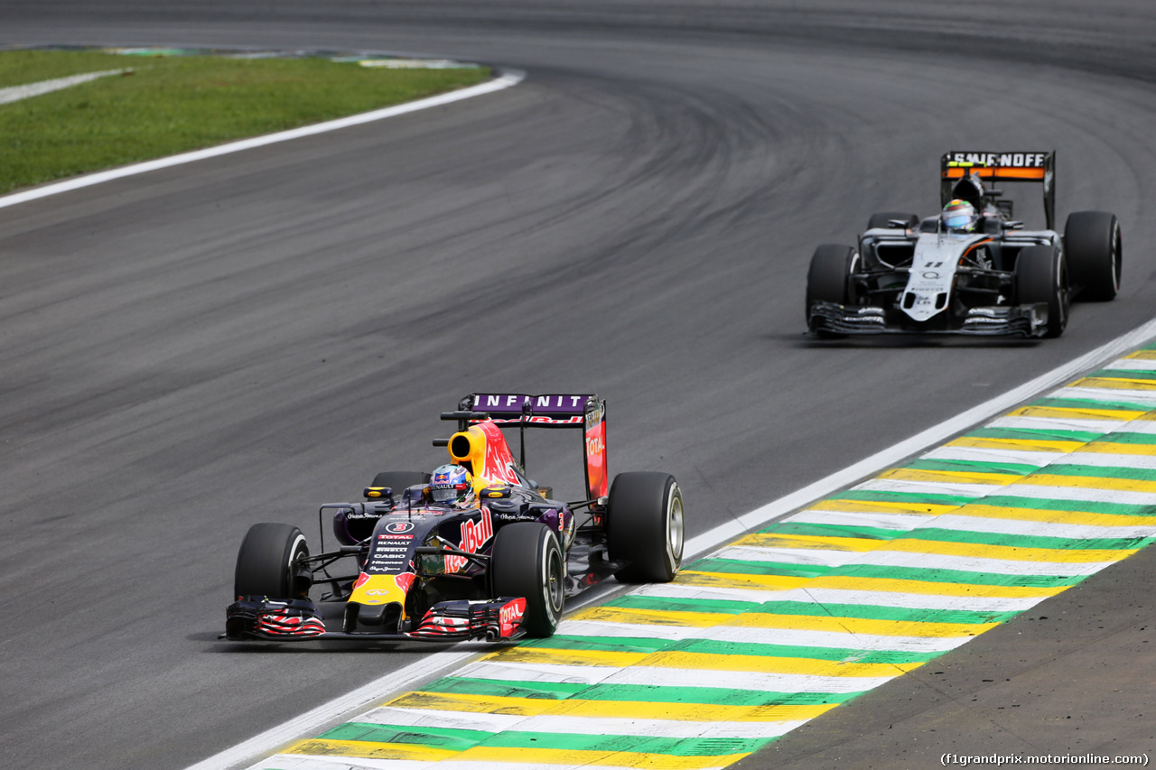 GP BRASILE, 15.11.2015 - Gara, Daniel Ricciardo (AUS) Red Bull Racing RB11 davanti a Sergio Perez (MEX) Sahara Force India F1 VJM08