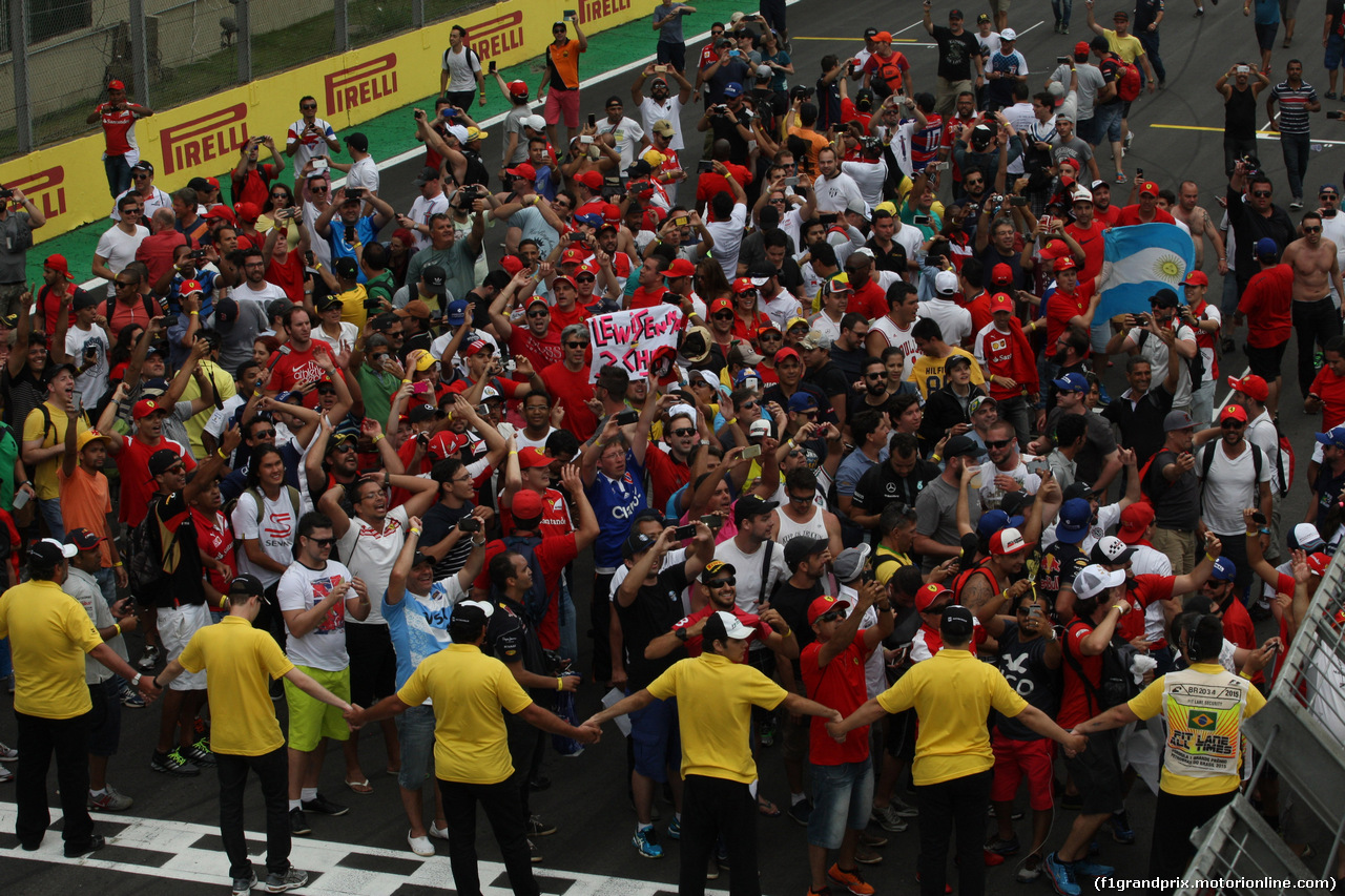 GP BRASILE, 15.11.2015 - Gara, Fans on the track after the end of the race