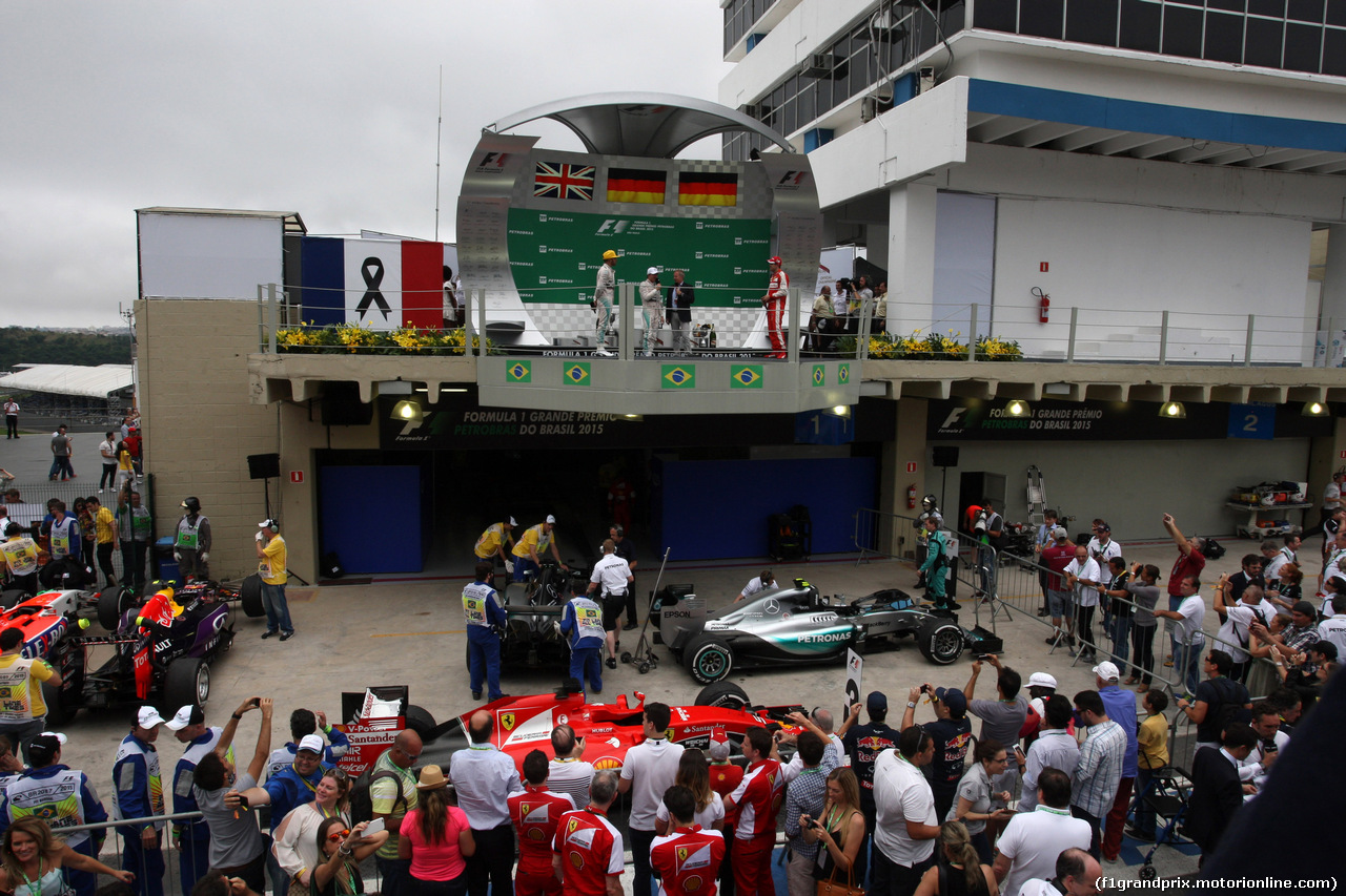 GP BRASILE, 15.11.2015 - Gara, 1st position Nico Rosberg (GER) Mercedes AMG F1 W06, secondo Lewis Hamilton (GBR) Mercedes AMG F1 W06 e terzo Sebastian Vettel (GER) Ferrari SF15-T