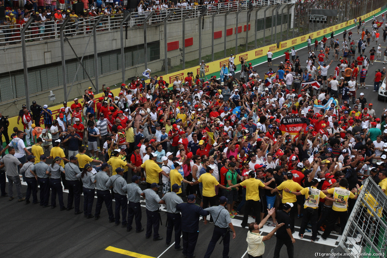 GP BRASILE, 15.11.2015 - Gara, Fans on the track after the end of the race