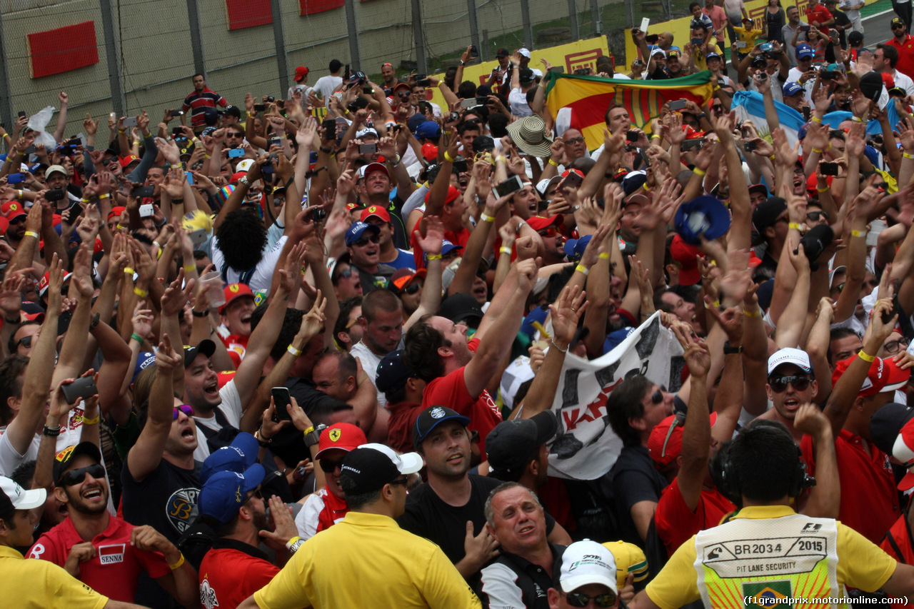 GP BRASILE, 15.11.2015 - Gara, Fans on the track after the end of the race