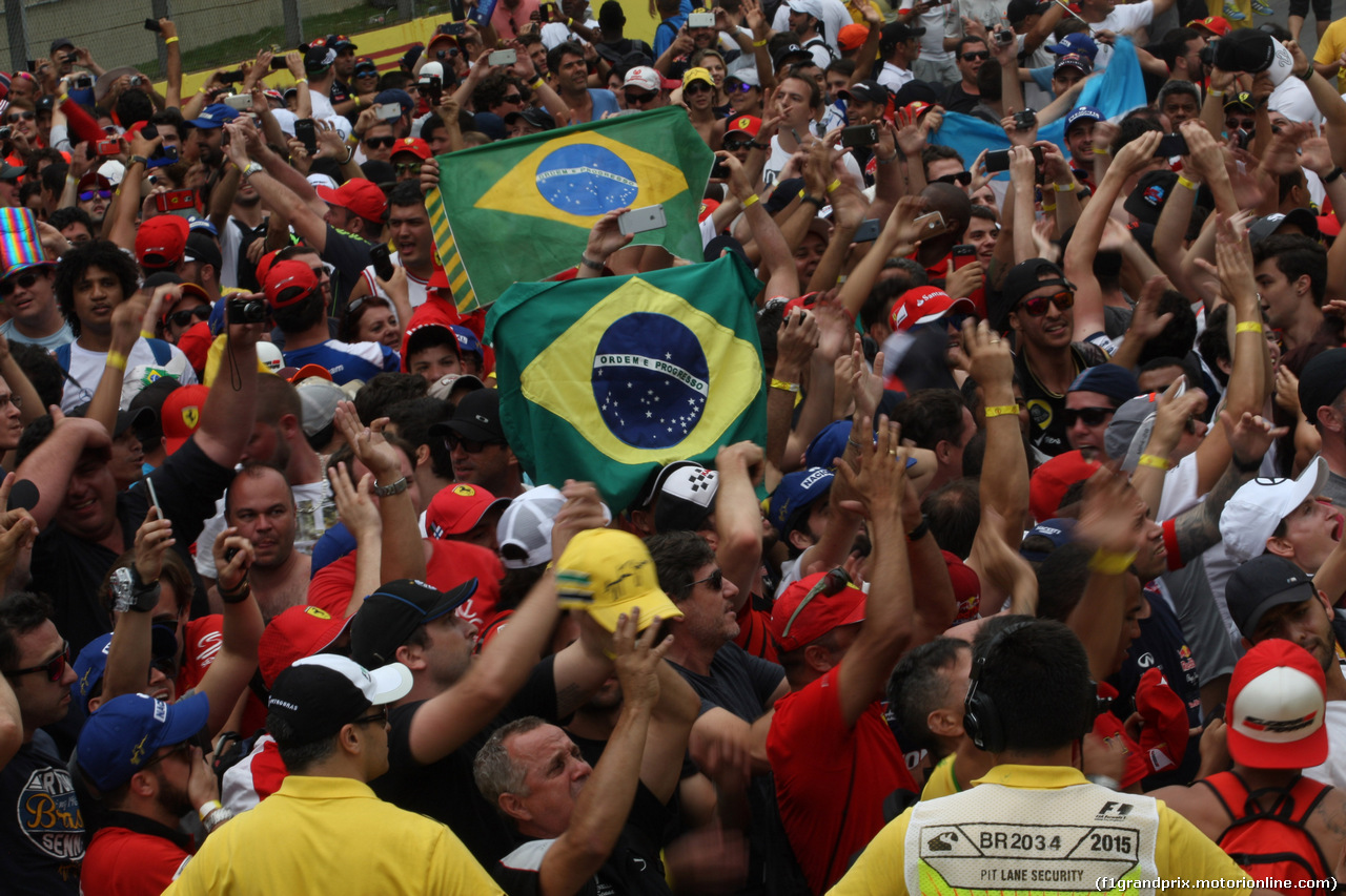 GP BRASILE, 15.11.2015 - Gara, Fans on the track after the end of the race