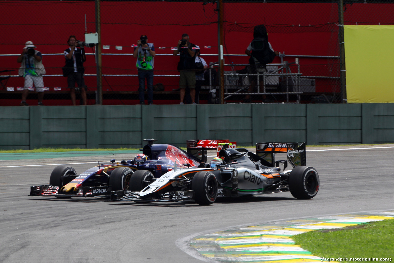 GP BRASILE, 15.11.2015 - Gara, Max Verstappen (NED) Scuderia Toro Rosso STR10 davanti a Sergio Perez (MEX) Sahara Force India F1 VJM08