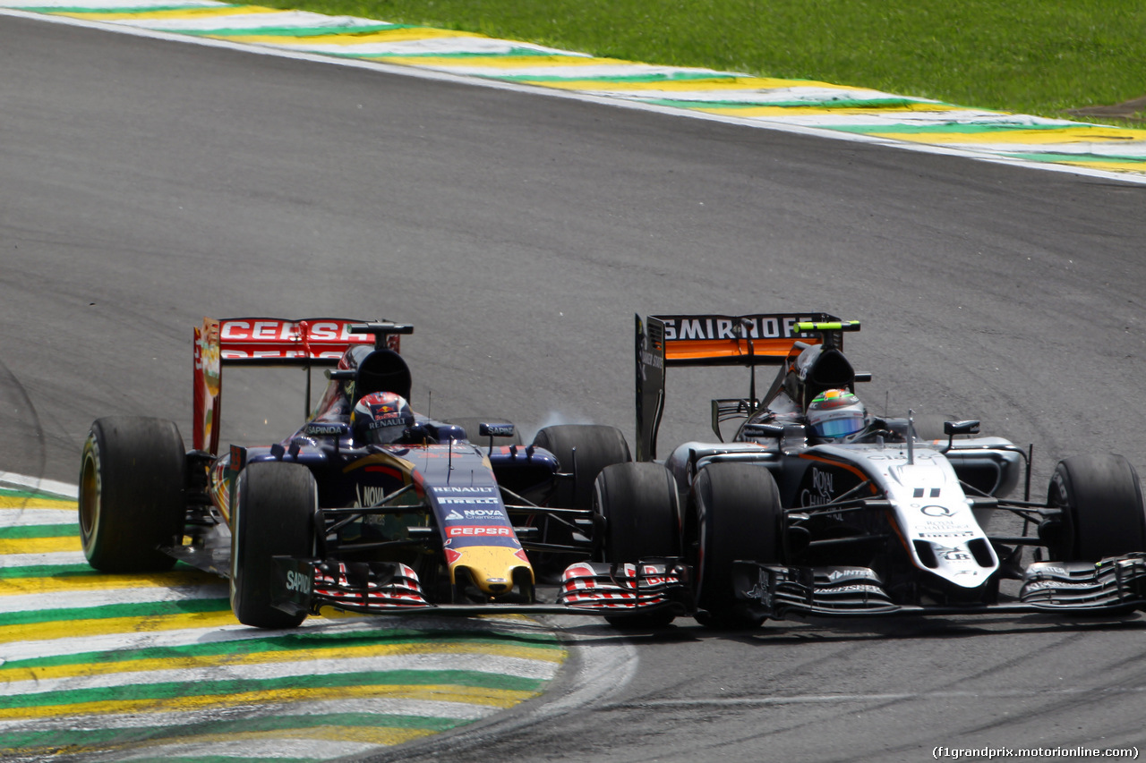 GP BRASILE, 15.11.2015 - Gara, Max Verstappen (NED) Scuderia Toro Rosso STR10 e Sergio Perez (MEX) Sahara Force India F1 VJM08