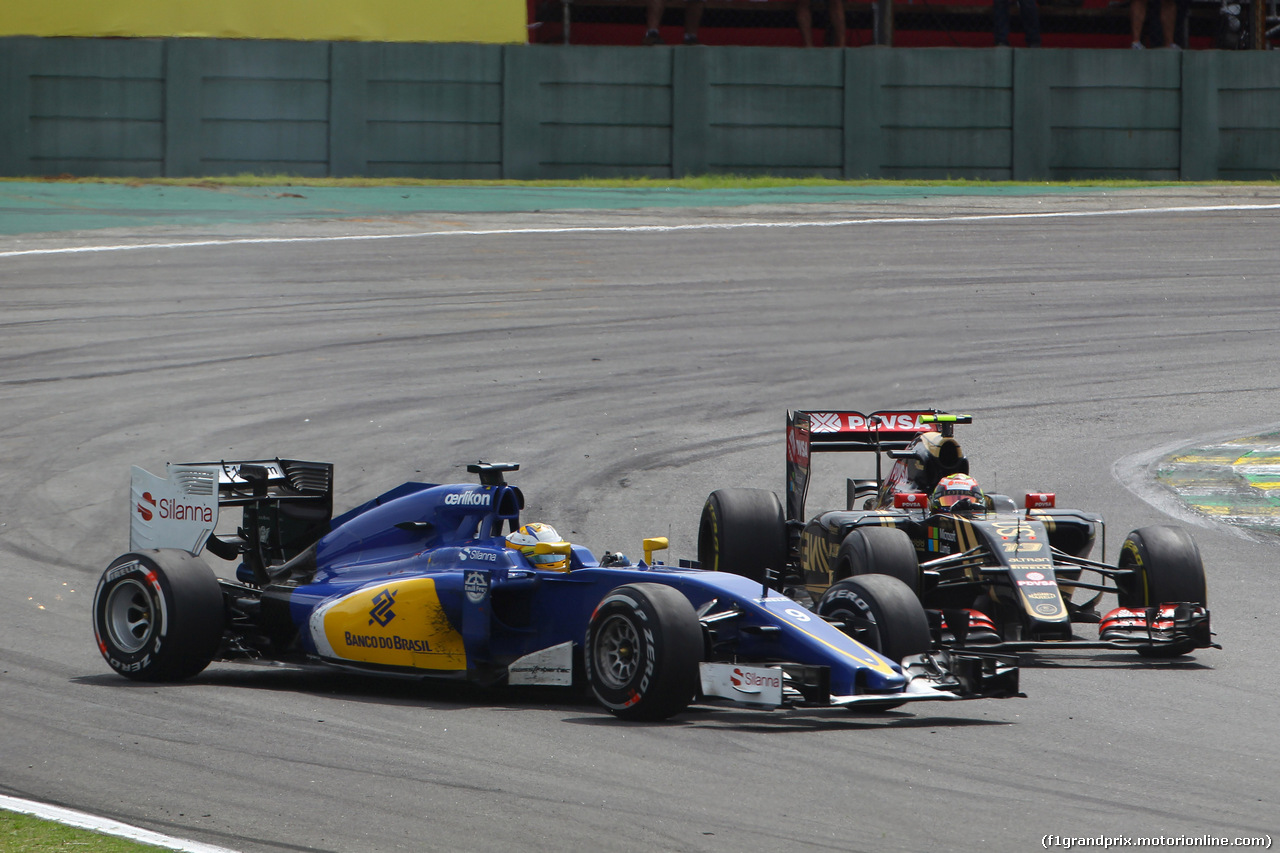 GP BRASILE, 15.11.2015 - Gara, Marcus Ericsson (SUE) Sauber C34 e Pastor Maldonado (VEN) Lotus F1 Team E23