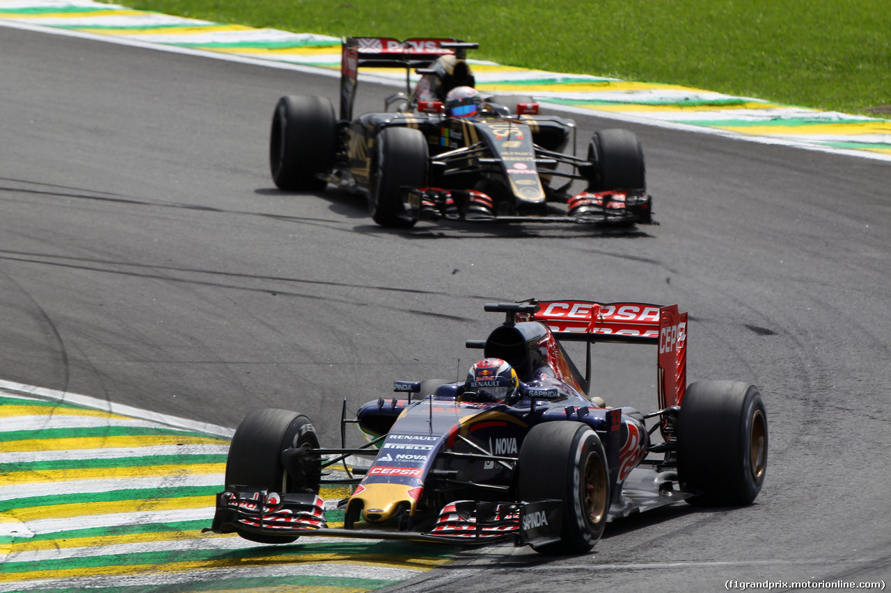 GP BRASILE, 15.11.2015 - Gara, Max Verstappen (NED) Scuderia Toro Rosso STR10 davanti a Romain Grosjean (FRA) Lotus F1 Team E23