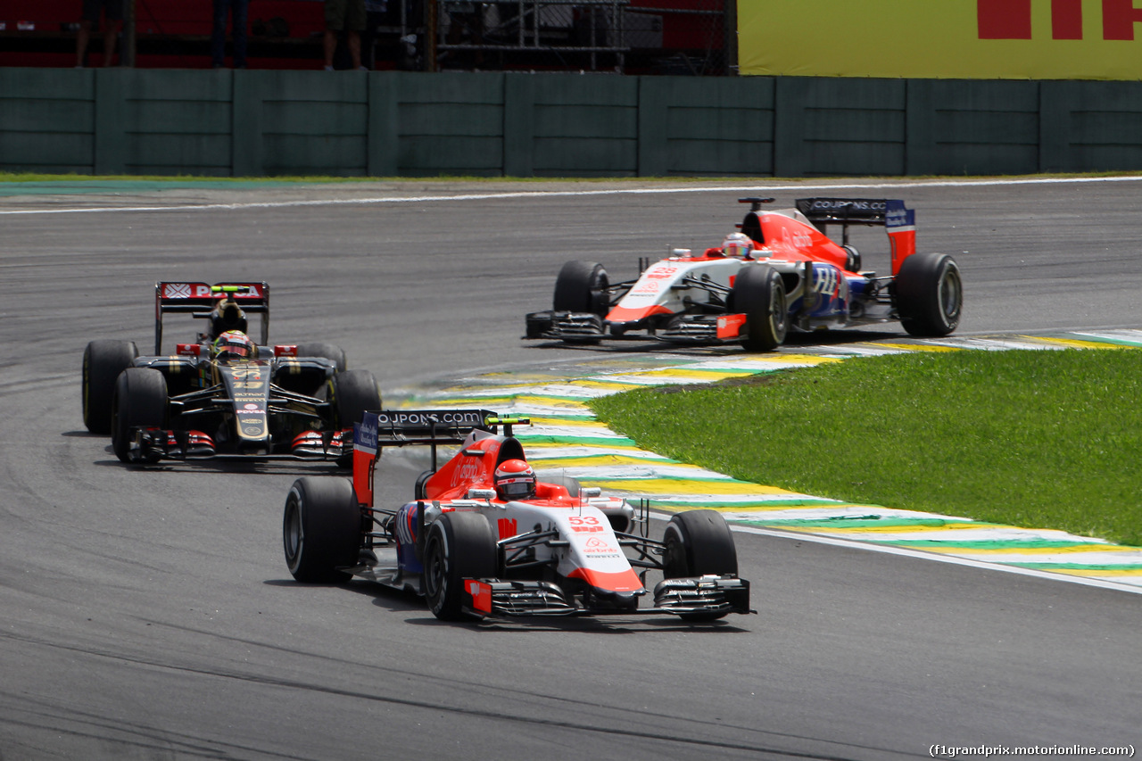 GP BRASILE, 15.11.2015 - Gara, Alexander Rossi (USA) Manor Marussia F1 Team davanti a Pastor Maldonado (VEN) Lotus F1 Team E23