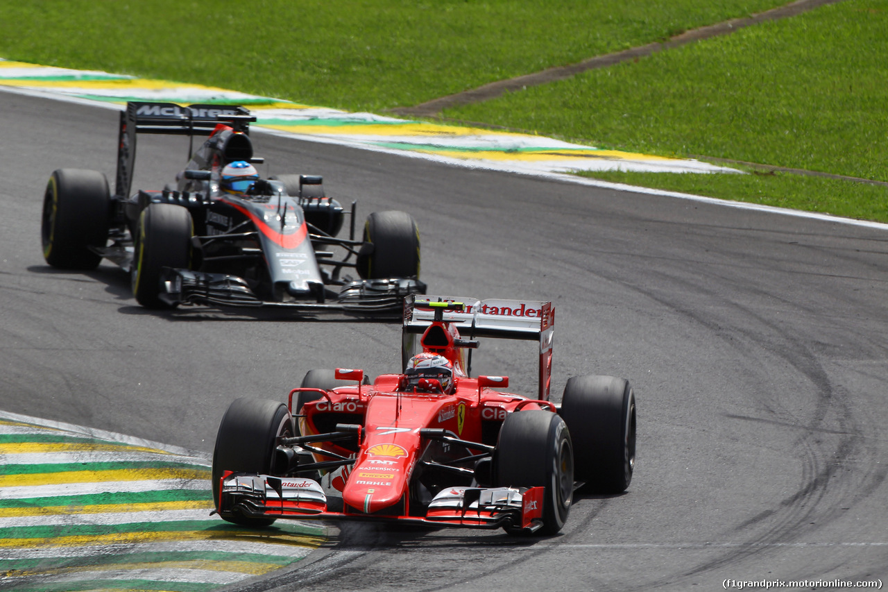 GP BRASILE, 15.11.2015 - Gara, Kimi Raikkonen (FIN) Ferrari SF15-T davanti a Fernando Alonso (ESP) McLaren Honda MP4-30