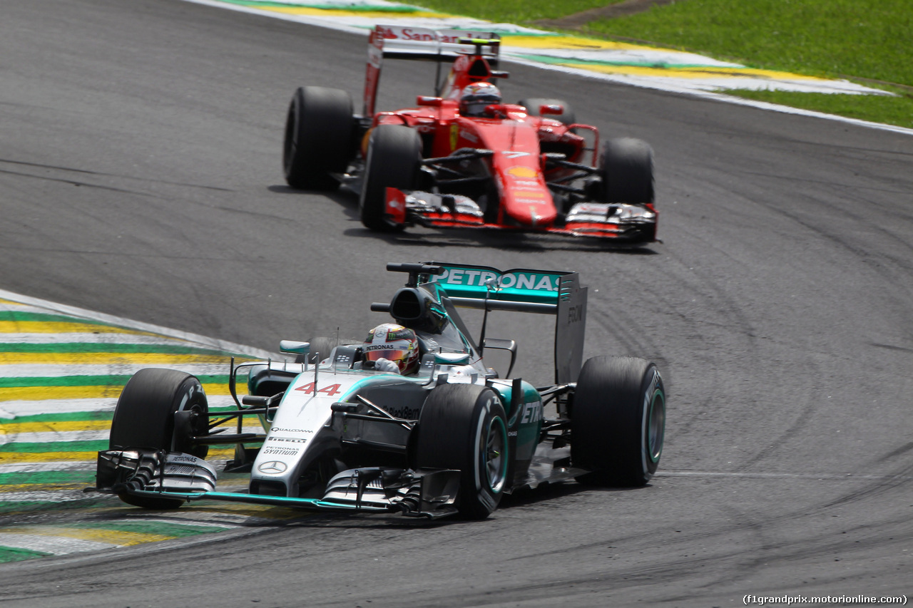 GP BRASILE, 15.11.2015 - Gara, Lewis Hamilton (GBR) Mercedes AMG F1 W06 davanti a Sebastian Vettel (GER) Ferrari SF15-T