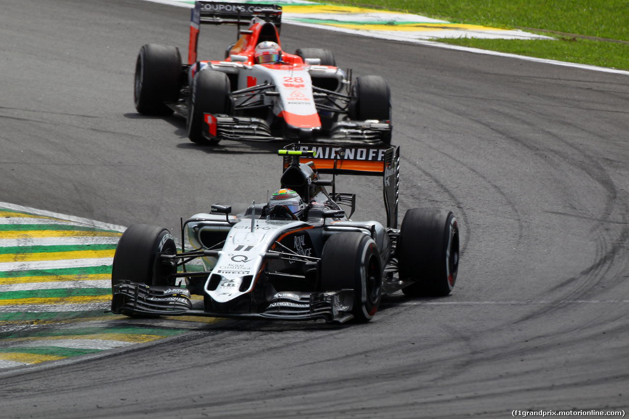 GP BRASILE, 15.11.2015 - Gara, Sergio Perez (MEX) Sahara Force India F1 VJM08 davanti a William Stevens (GBR) Manor Marussia F1 Team