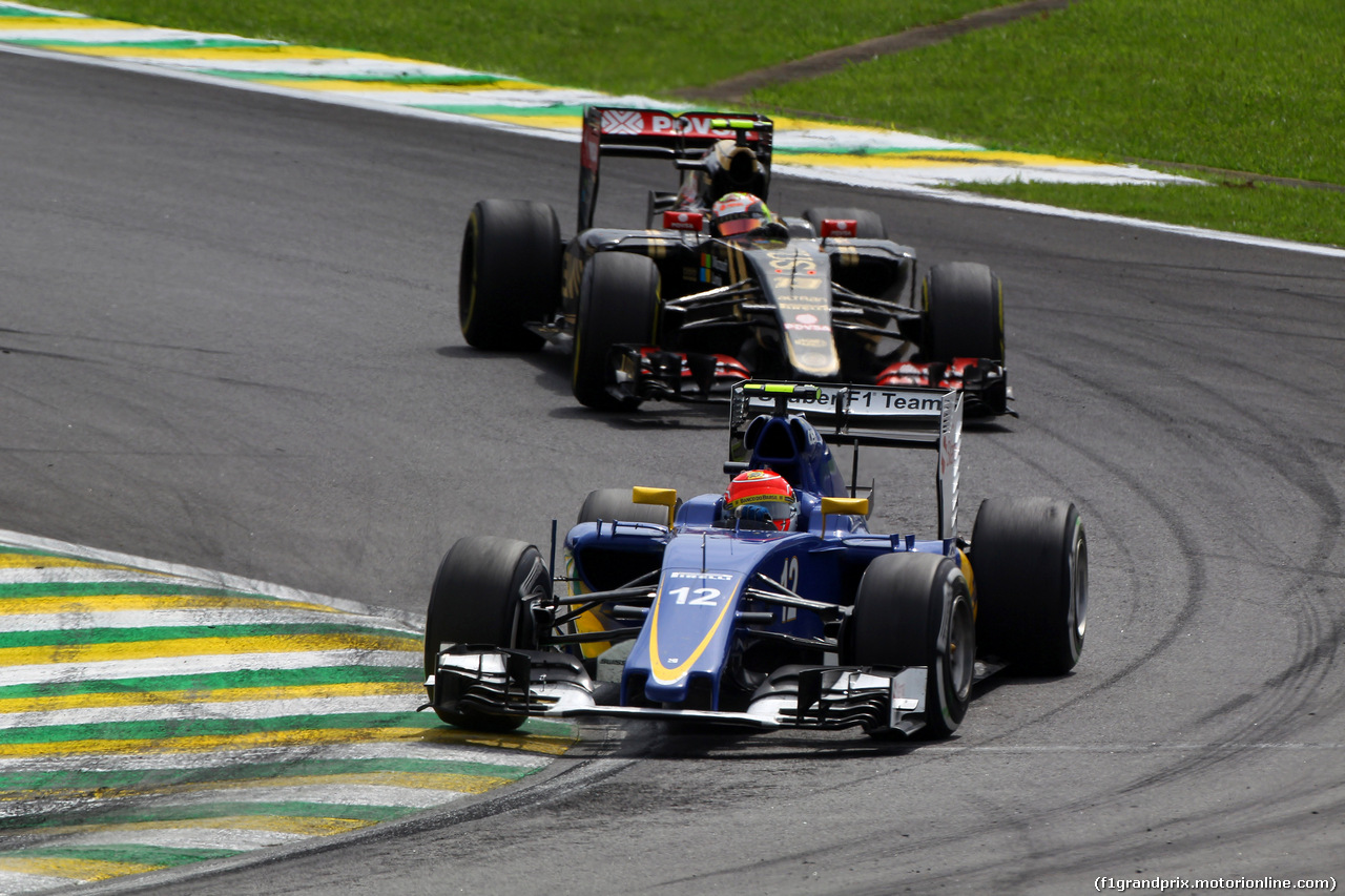 GP BRASILE, 15.11.2015 - Gara, Felipe Nasr (BRA) Sauber C34 e Pastor Maldonado (VEN) Lotus F1 Team E23