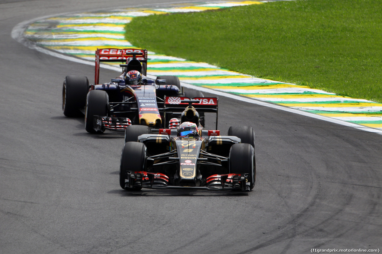 GP BRASILE, 15.11.2015 - Gara, Romain Grosjean (FRA) Lotus F1 Team E23 davanti a Max Verstappen (NED) Scuderia Toro Rosso STR10