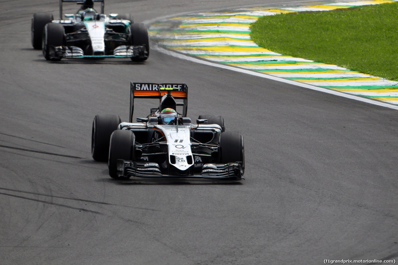 GP BRASILE, 15.11.2015 - Gara, Sergio Perez (MEX) Sahara Force India F1 VJM08 davanti a nNico Rosberg (GER) Mercedes AMG F1 W06