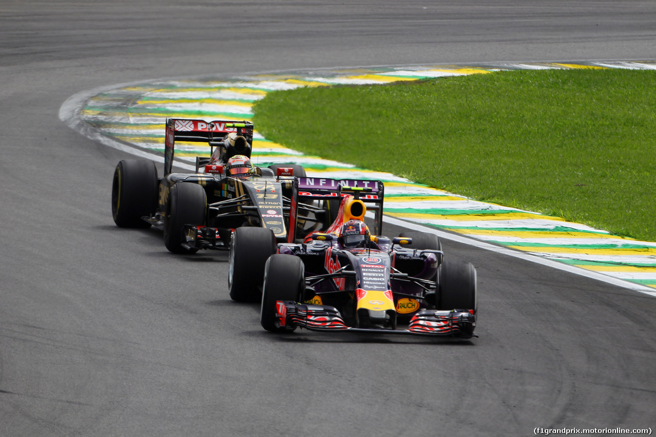 GP BRASILE, 15.11.2015 - Gara, Daniil Kvyat (RUS) Red Bull Racing RB11 davanti a Pastor Maldonado (VEN) Lotus F1 Team E23