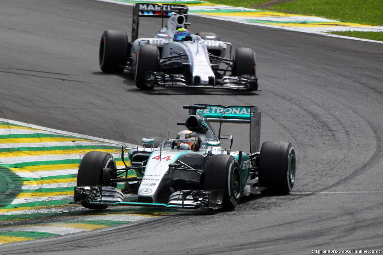 GP BRASILE, 15.11.2015 - Gara, Lewis Hamilton (GBR) Mercedes AMG F1 W06 davanti a Felipe Massa (BRA) Williams F1 Team FW37