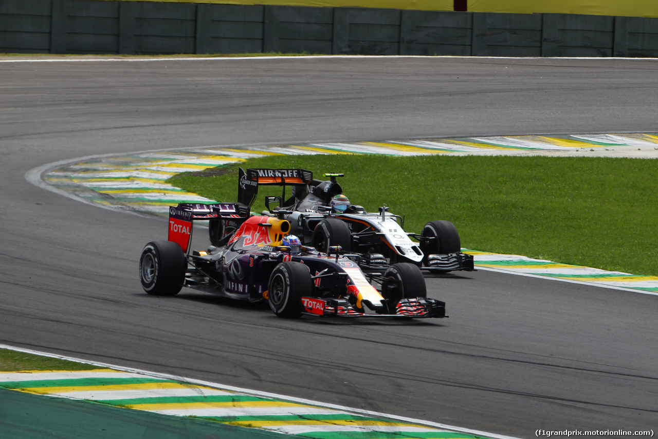 GP BRASILE, 15.11.2015 - Gara, Daniel Ricciardo (AUS) Red Bull Racing RB11 e Sergio Perez (MEX) Sahara Force India F1 VJM08