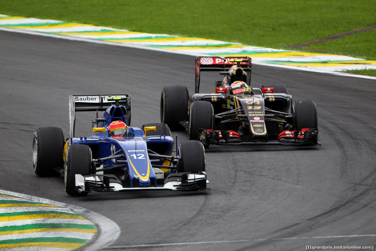 GP BRASILE, 15.11.2015 - Gara, Felipe Nasr (BRA) Sauber C34 e Pastor Maldonado (VEN) Lotus F1 Team E23