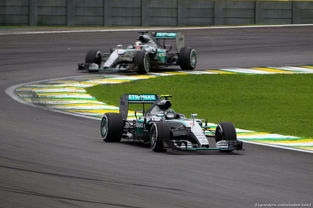 GP BRASILE, 15.11.2015 - Gara, Nico Rosberg (GER) Mercedes AMG F1 W06 davanti a Lewis Hamilton (GBR) Mercedes AMG F1 W06