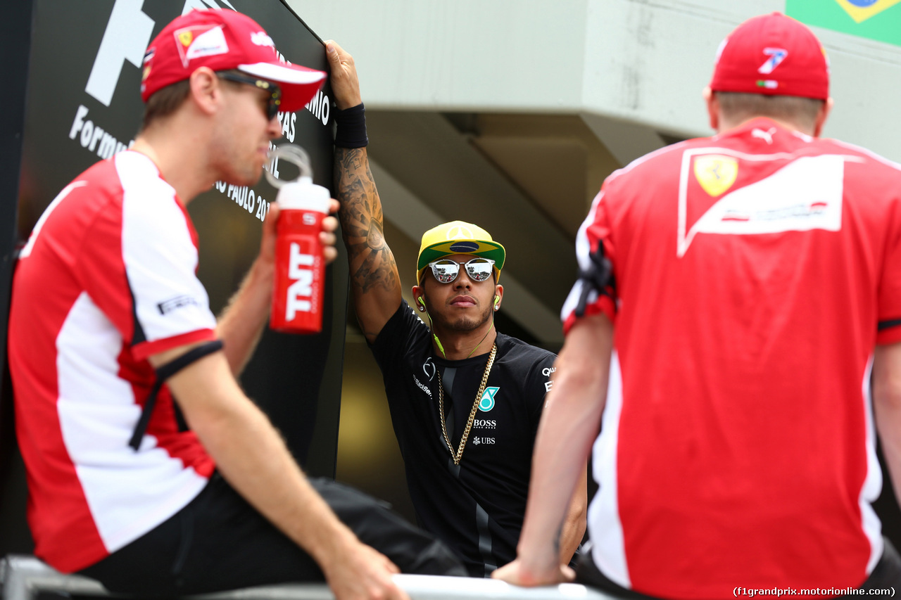 GP BRASILE, 15.11.2015 - Sebastian Vettel (GER) Ferrari SF15-T, Lewis Hamilton (GBR) Mercedes AMG F1 W06 e Kimi Raikkonen (FIN) Ferrari SF15-T at drivers parade