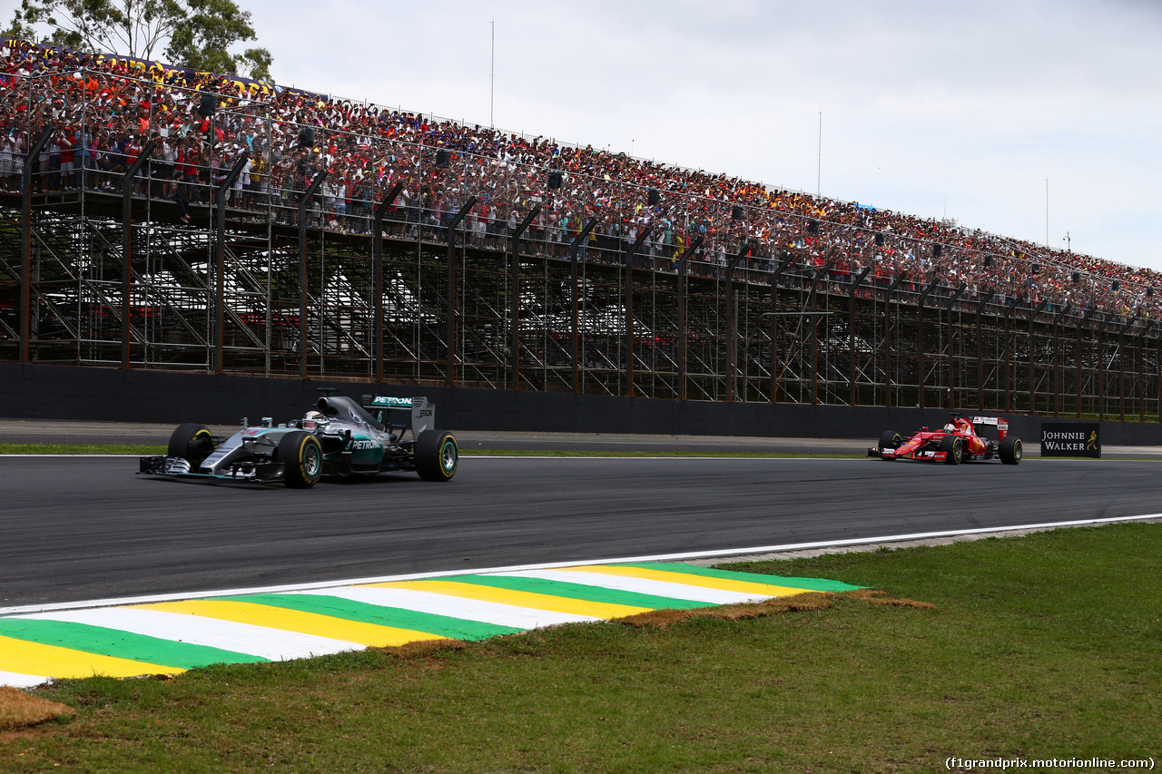 GP BRASILE, 15.11.2015 - Gara, Lewis Hamilton (GBR) Mercedes AMG F1 W06 e Sebastian Vettel (GER) Ferrari SF15-T