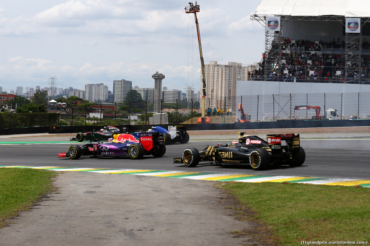 GP BRASILE, 15.11.2015 - Gara, Daniel Ricciardo (AUS) Red Bull Racing RB11 e Pastor Maldonado (VEN) Lotus F1 Team E23