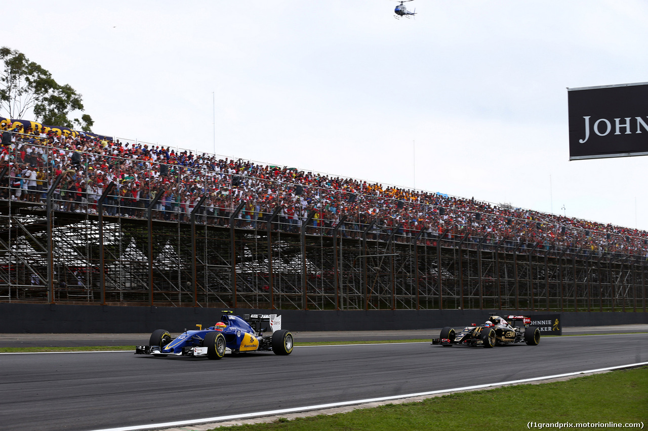 GP BRASILE, 15.11.2015 - Gara, Felipe Nasr (BRA) Sauber C34 e Romain Grosjean (FRA) Lotus F1 Team E23